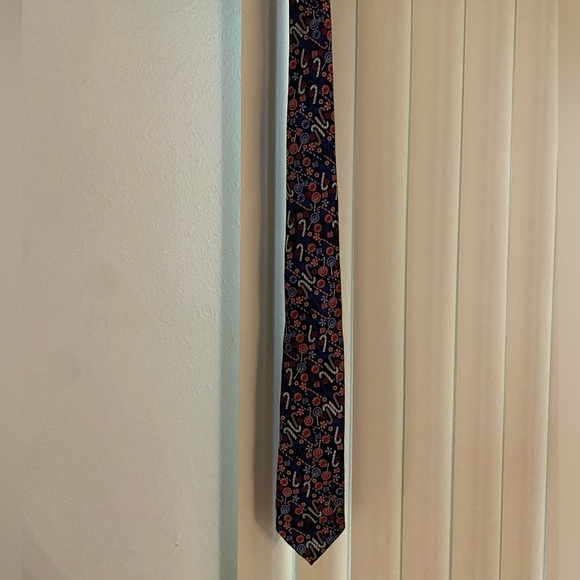 Hallmark Holiday Traditions Christmas Candy cane & Peppermint Tie Excellent Cond - Picture 4 of 4